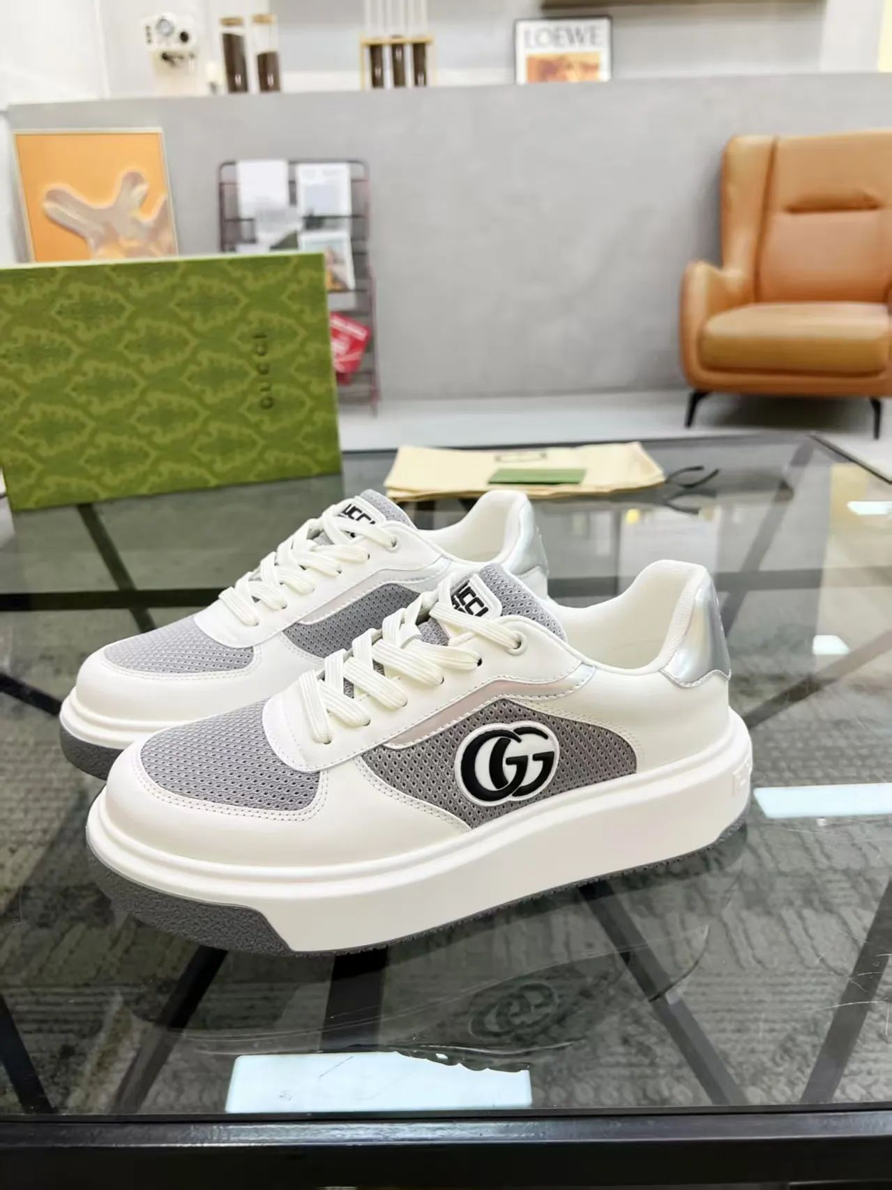 Factory price: 460💰Gucci new men's shoes GUCCI [Lightning] latest shoes are shipped. Original quality, fashionable, made of special materials, sheepskin lining, brand new packaging. The foot feels super comfortable and the workmanship is impeccable. Size: 38-45